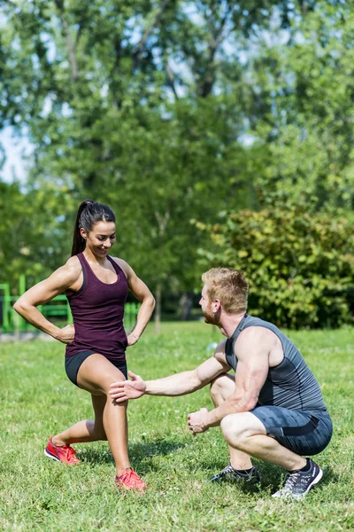 Paar trainiert im Freien — Stockfoto