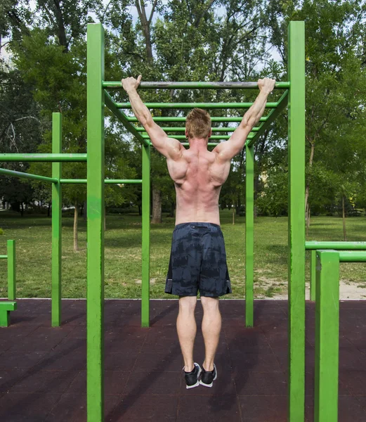 Homem fazendo exercício — Fotografia de Stock