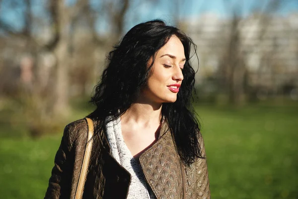 Young woman in the park — Stock Photo, Image