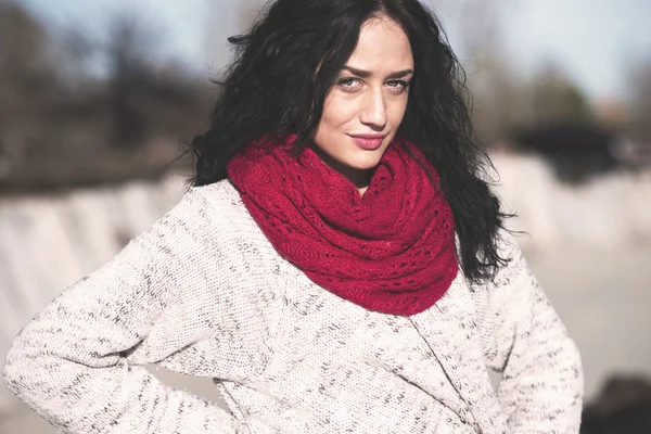 Jeune femme dans le parc — Photo