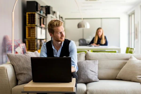 Man working on laptop — Stock Photo, Image