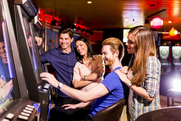 Jongeren in casino — Stockfoto