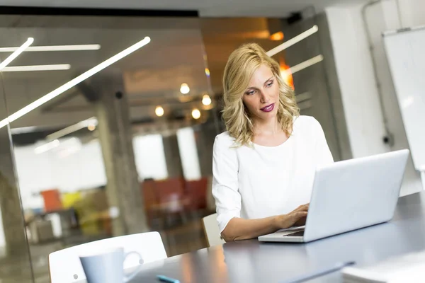 Frau arbeitet am Laptop — Stockfoto