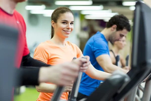 Personer i gymmet — Stockfoto