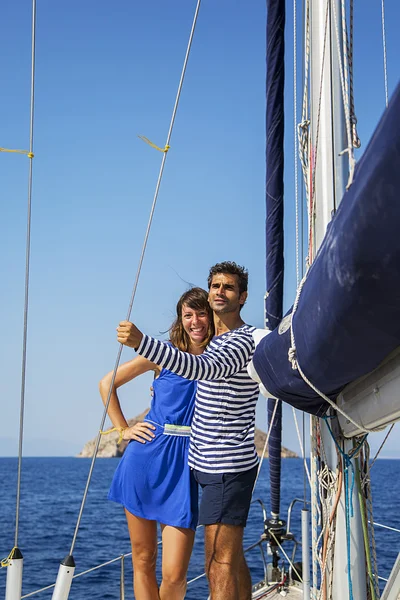 在帆船上的年轻夫妇 — 图库照片