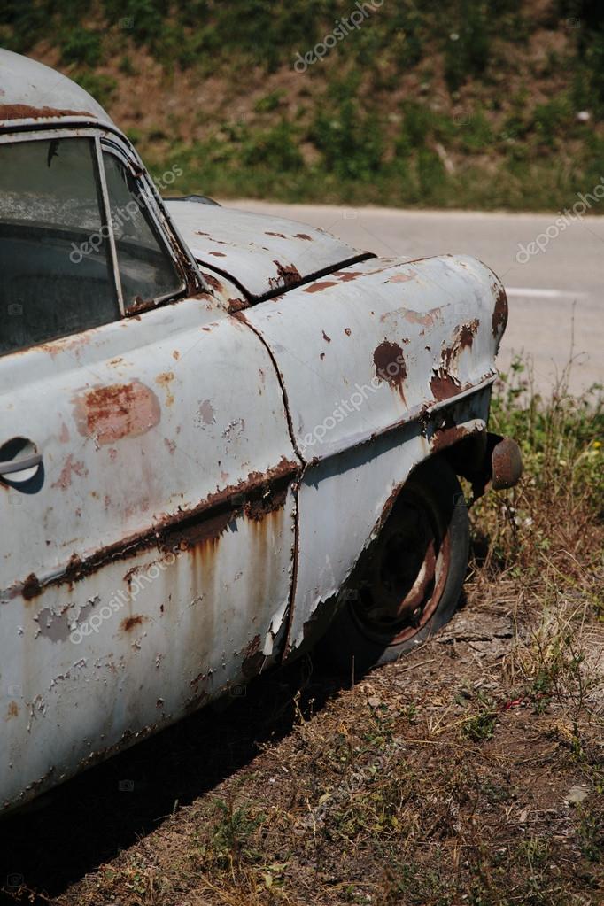 Stary zardzewiały samochód — Zdjęcie stockowe © boggy22