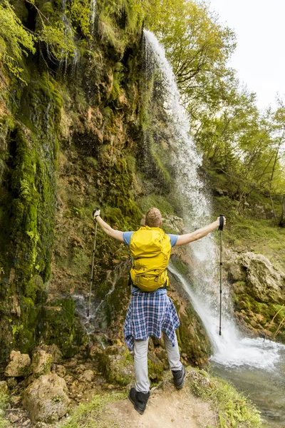 Genç adam Hiking — Stok fotoğraf