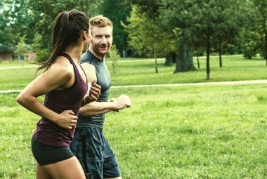 genç bir çift koşu