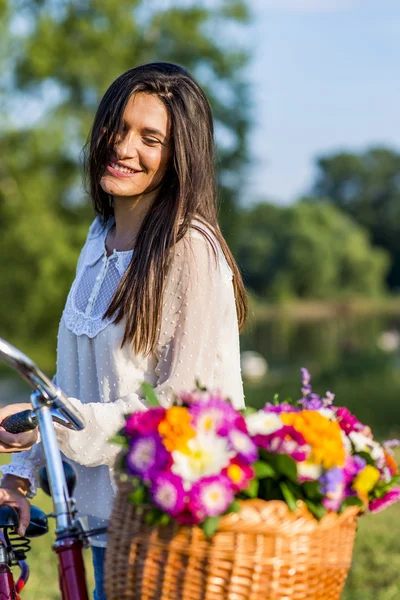 Jeune fille avec un vélo — Photo