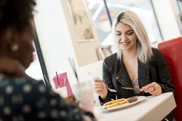 Amigos comiendo en la cafetería — Foto de Stock