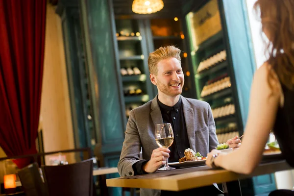 Pareja joven cenando — Foto de Stock