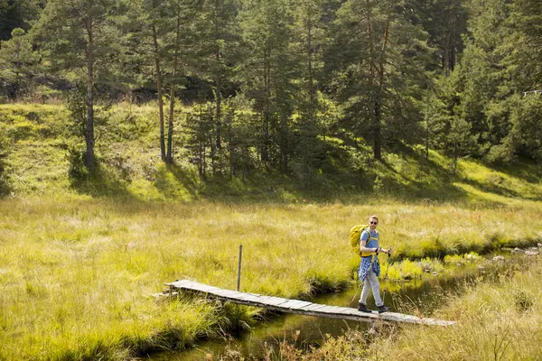 Young man hiking — Stock Photo, Image