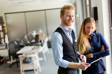erkek ve kadın ile tablet