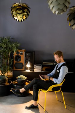 Odada tablet ile genç adam