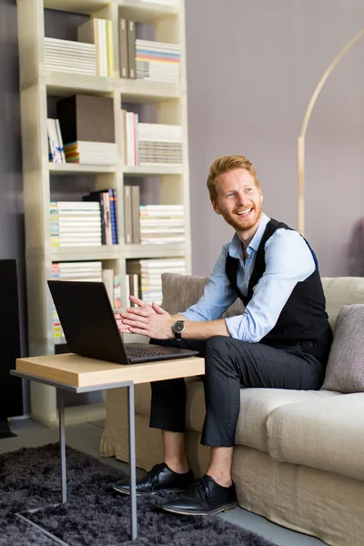 Man werkt op laptop — Stockfoto