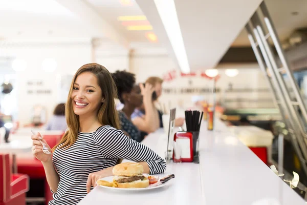 Mujer joven cenando — Foto de Stock