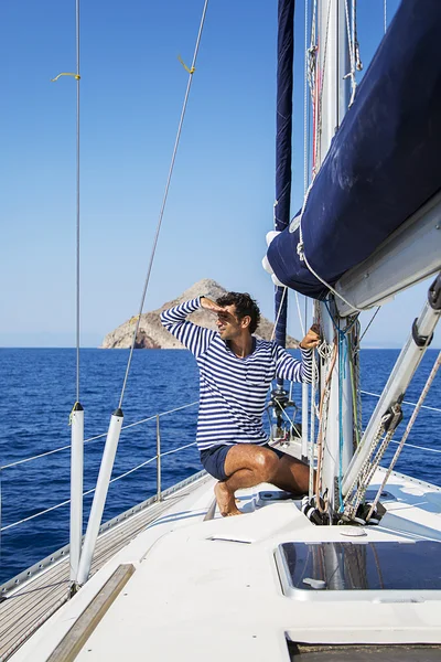 Jongeman op zeilboot — Stockfoto