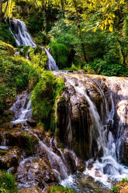 Sırbistan 'ın Zlatibor dağındaki Gostilje şelalesine bak