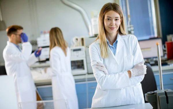 Junge Wissenschaftlerin Weißen Laborkittel Steht Biomedizinischen Labor — Stockfoto