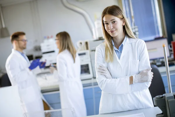 Joven Científica Con Bata Blanca Laboratorio Parada Laboratorio Biomédico — Foto de Stock