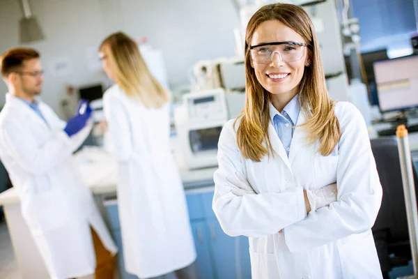 Young Female Scientist White Lab Coat Standing Biomedical Lab — Stock Photo, Image