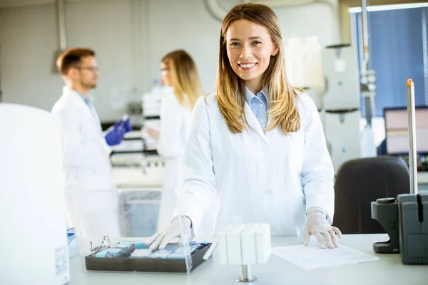 Młoda Kobieta Naukowiec Białym Fartuchu Laboratoryjnym Stojąca Laboratorium Biomedycznym — Zdjęcie stockowe