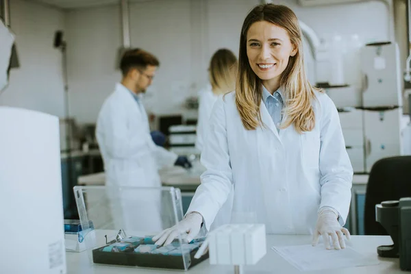 Jonge Vrouwelijke Wetenschapper Witte Labjas Het Biomedisch Lab — Stockfoto