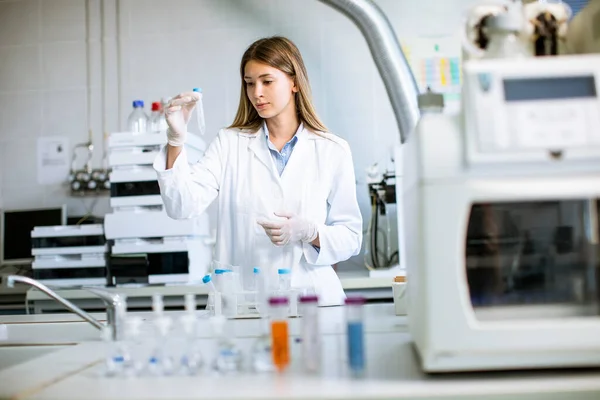 Doctora Joven Con Mascarilla Protectora Frasco Laboratorio Con Muestra Líquida — Foto de Stock