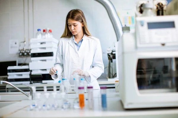 Doctora Joven Con Mascarilla Protectora Frasco Laboratorio Con Muestra Líquida — Foto de Stock