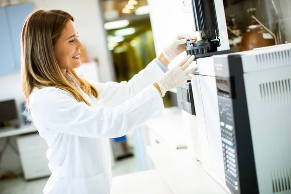 Jonge Vrouwelijke Wetenschapper Een Witte Labjas Die Flacon Met Een — Stockfoto