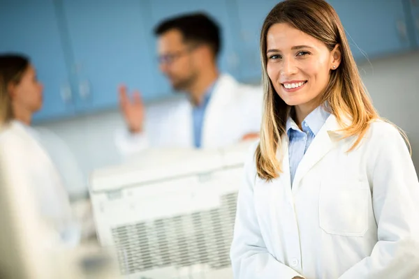 Ung Kvinnlig Forskare Vit Labbrock Stående Det Biomedicinska Labbet — Stockfoto