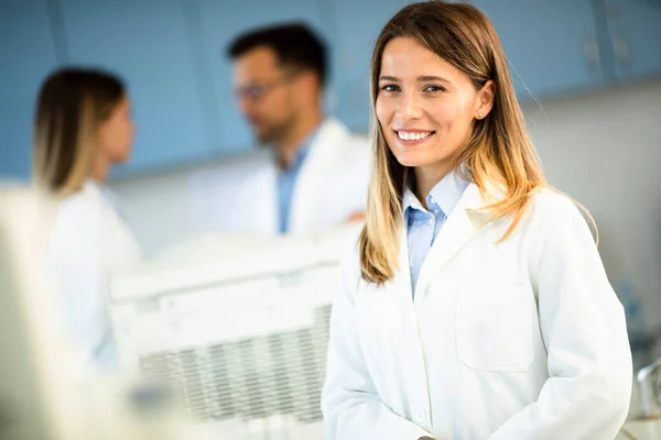 Jonge Vrouwelijke Wetenschapper Witte Labjas Het Biomedisch Lab — Stockfoto