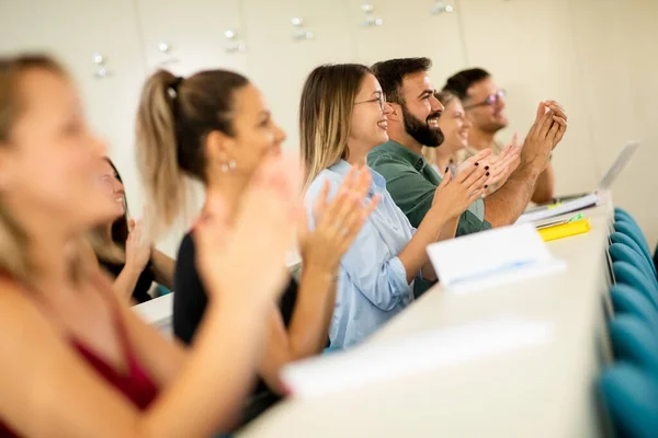 Grupa Studentów Wyższych Uczelni Klasie — Zdjęcie stockowe