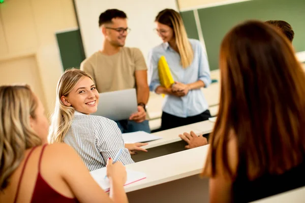 Grupp Universitetsstudenter Klassrummet Med Unga Kvinnliga Lektorer — Stockfoto