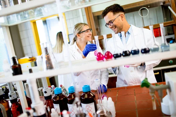 Jóvenes Investigadores Analizan Datos Químicos Laboratorio — Foto de Stock