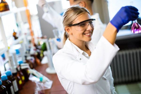 Jolie Jeune Femme Scientifique Examinant Liquide Laboratoire Biochimique — Photo