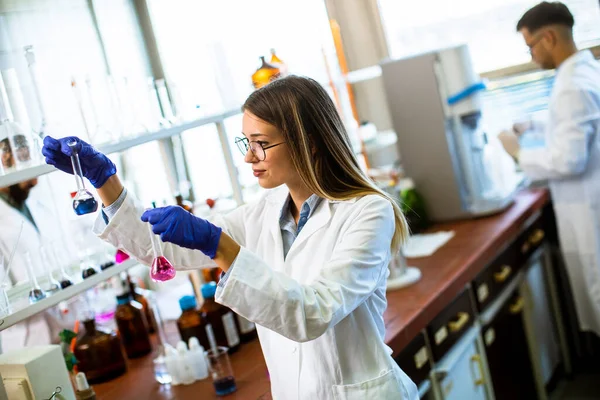 Mooie Jonge Vrouwelijke Wetenschapper Onderzoekt Vloeistof Biochemisch Lab — Stockfoto
