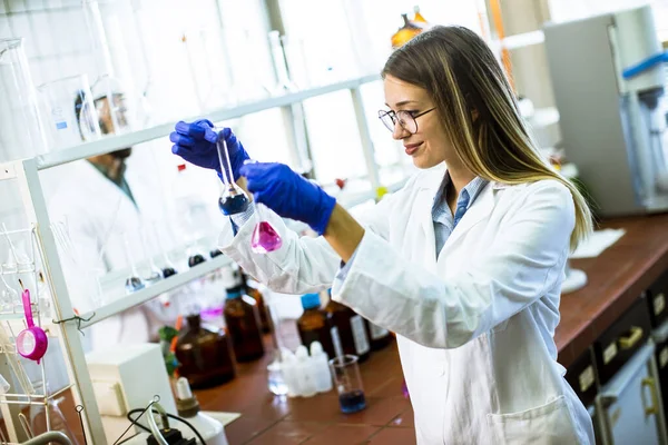 Jolie Jeune Femme Scientifique Examinant Liquide Laboratoire Biochimique — Photo