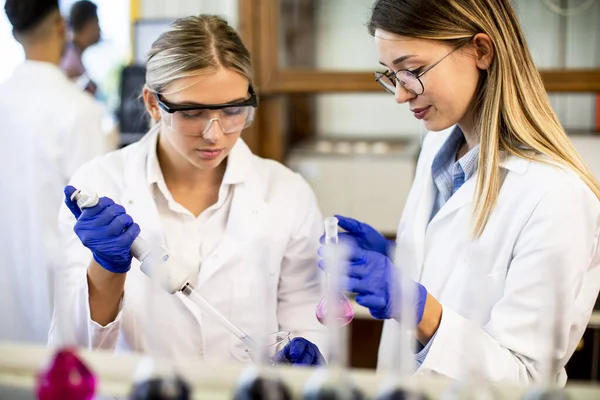 Leuke Vrouwelijke Onderzoekers Witte Labjas Aan Het Werk Het Laboratorium — Stockfoto