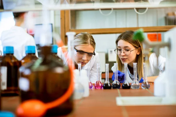 Leuke Vrouwelijke Onderzoekers Witte Labjas Aan Het Werk Het Laboratorium — Stockfoto