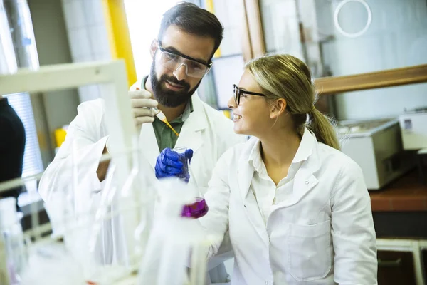 Jonge Onderzoekers Die Chemische Gegevens Het Laboratorium Analyseren — Stockfoto