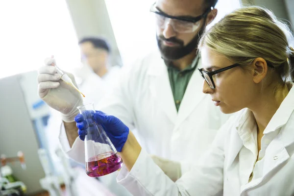 Jonge Onderzoekers Die Chemische Gegevens Het Laboratorium Analyseren — Stockfoto
