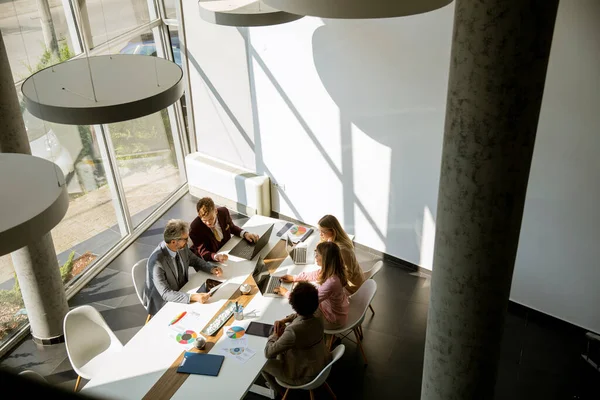 Overhead View Bij Groep Multi Etnische Zakenmensen Die Samenwerken Het — Stockfoto