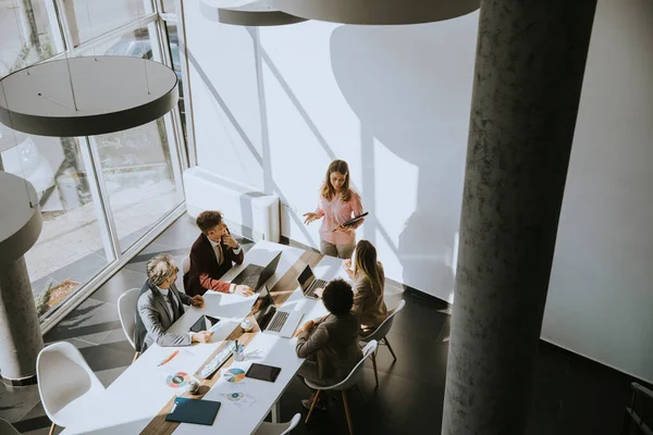 Overhead View Bij Groep Multi Etnische Zakenmensen Die Samenwerken Het — Stockfoto