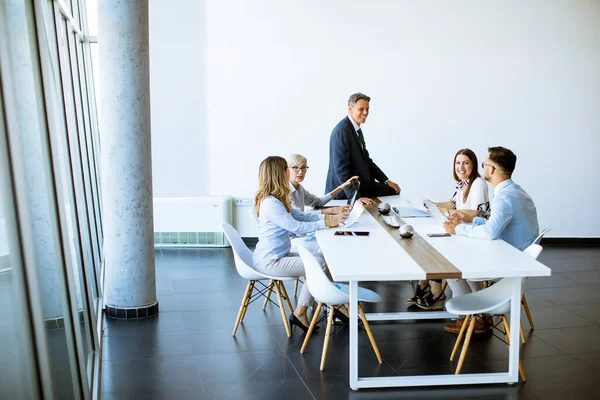 Gruppo Uomini Affari Con Giovani Adulti Collega Donna Anziana Incontro — Foto Stock