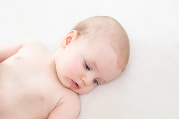 Carino Adorabile Bambina Sdraiata Sul Letto — Foto Stock