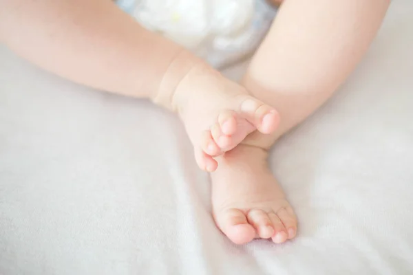 Vue Sur Les Petits Pieds Bébé Fille Sur Lit — Photo