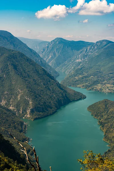 从塞尔维亚塔拉山俯瞰佩鲁卡湖和德里纳河 — 图库照片