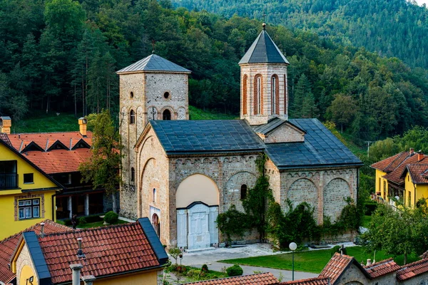 Sırbistan Bajina Basta Kenti Yakınlarındaki Yüzyıl Raca Manastırına Bak — Stok fotoğraf