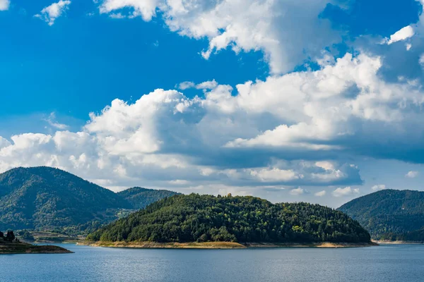 세르비아의 호수에서 바라본 — 스톡 사진